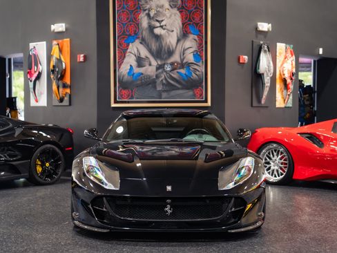 Used 2018 Ferrari 812 Superfast RWD image 9