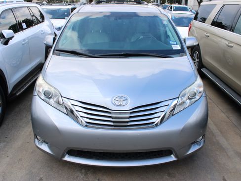 Used 2013 Toyota Sienna Limited w/ Advanced Technology Pkg FWD image 4
