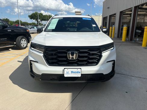 Certified 2025 Honda Pilot Sport image 3