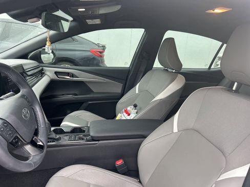 Used 2025 Toyota Camry SE image 5