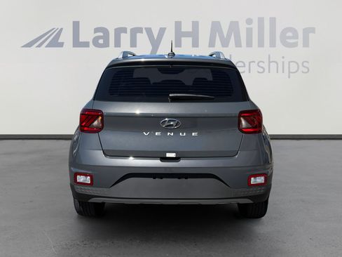 Certified 2025 Hyundai Venue SEL image 4