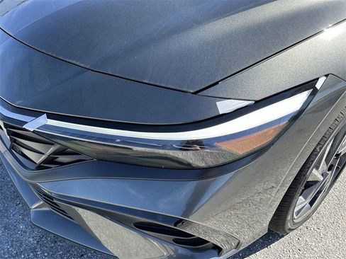 New 2025 Hyundai Elantra Limited image 15