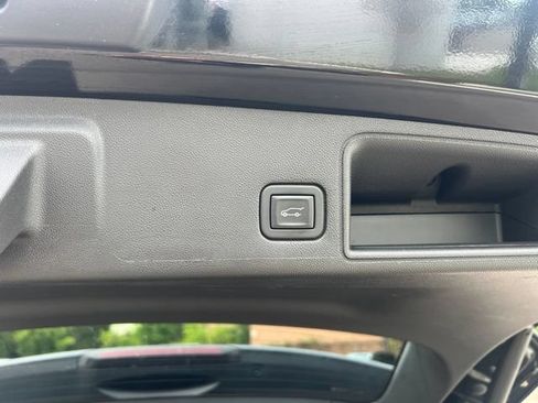 Used 2023 GMC Terrain SLT w/ Tech Package FWD image 16