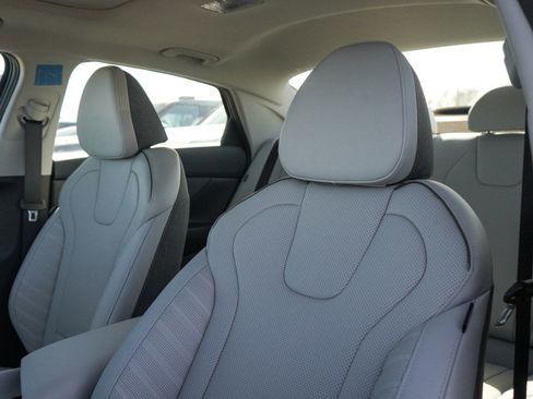 New 2026 Hyundai Elantra Limited image 17