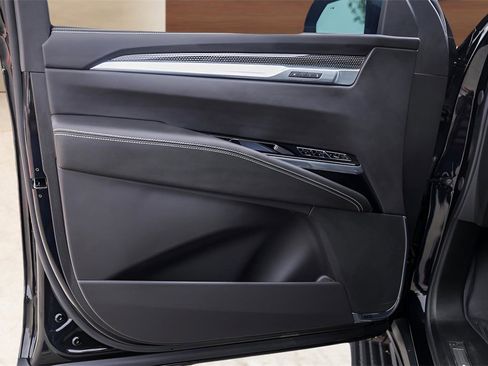 Certified 2025 Cadillac Escalade ESV V image 24