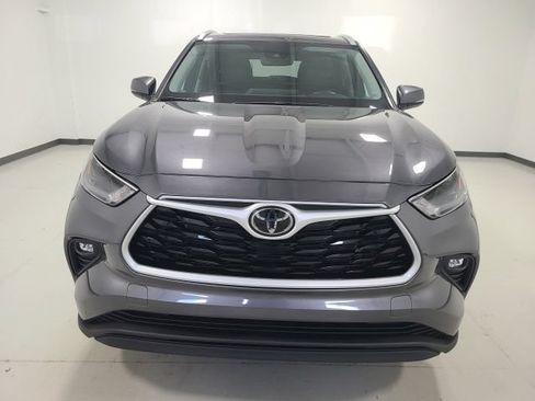 Used 2023 Toyota Highlander XLE AWD/4WD image 2