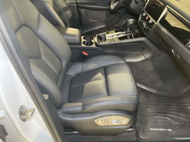 Certified 2026 Porsche Macan AWD/4WD image 24