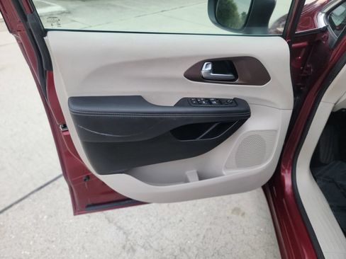Used 2023 Chrysler Voyager LX FWD image 10