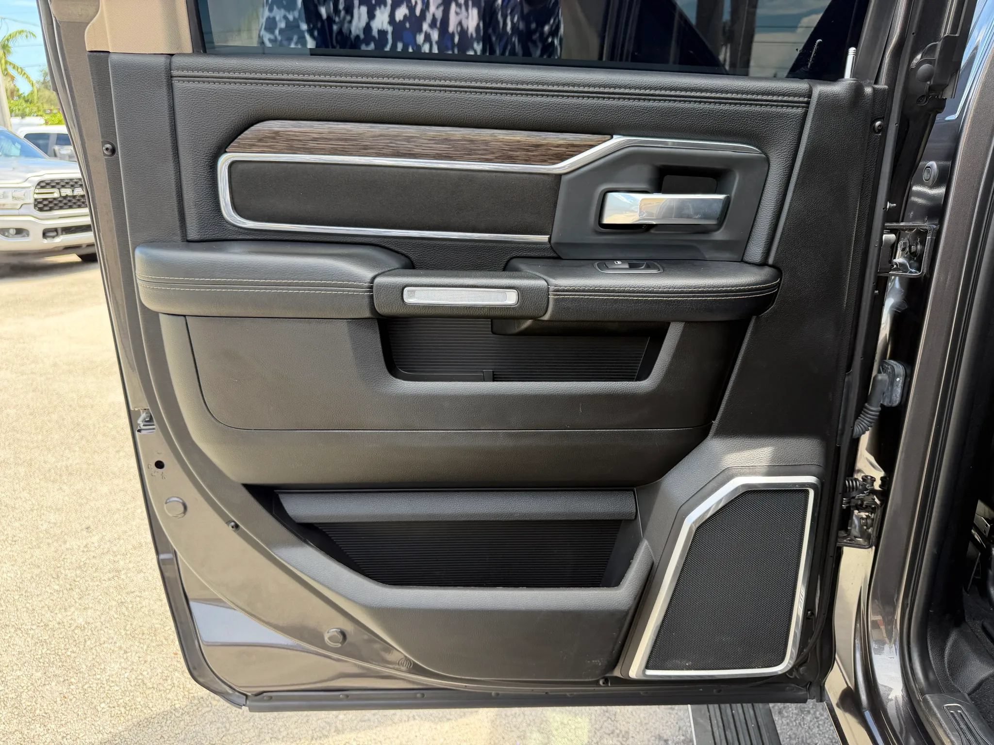 Used 2019 RAM 2500 4x4 Crew Cab Laramie image 17