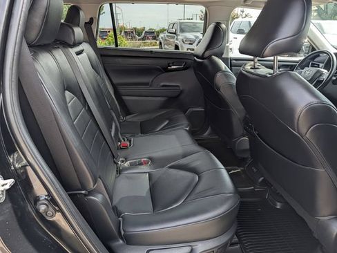 Used 2023 Toyota Highlander XLE AWD/4WD image 31