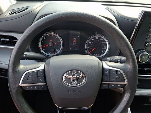 Used 2021 Toyota Highlander L AWD/4WD image 23