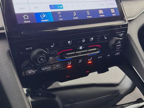 Used 2023 Jeep Grand Cherokee L Limited w/ Luxury Tech Group II image 19