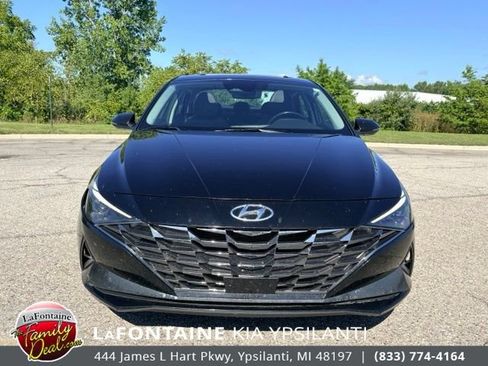 Used 2022 Hyundai Elantra Limited w/ Preferred Accessory Package FWD image 8