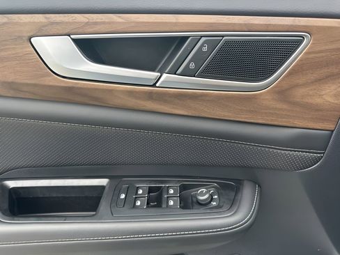 Used 2025 Volkswagen Atlas SE image 27