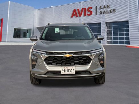 Used 2025 Chevrolet Trax LT w/ LT Convenience Package image 2