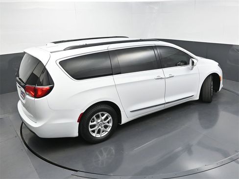 Used 2017 Chrysler Pacifica Touring-L image 31