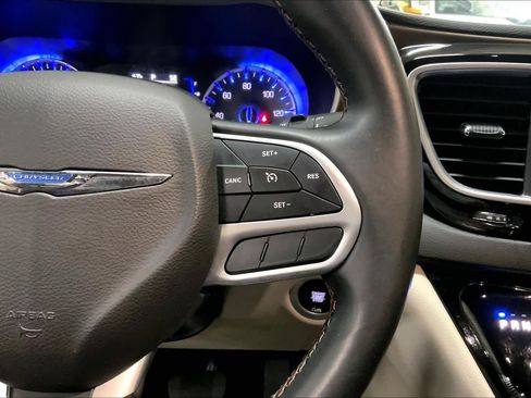 Used 2018 Chrysler Pacifica Touring-L image 24