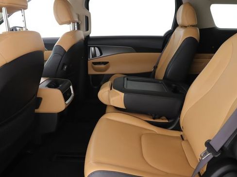 Used 2022 Kia Carnival LX FWD image 25