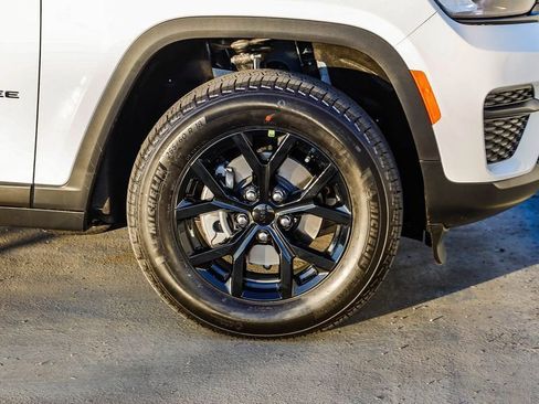 New 2025 Jeep Grand Cherokee Altitude image 11