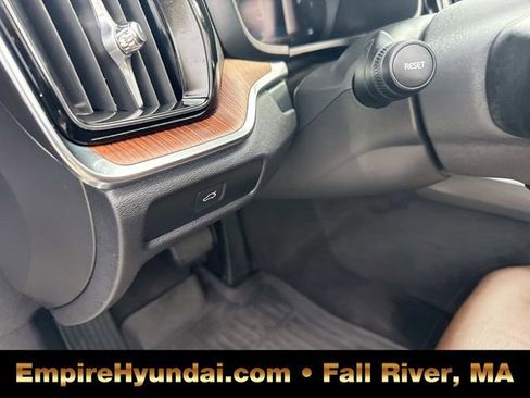 Used 2025 Volvo V60 B5 Cross Country Plus image 22