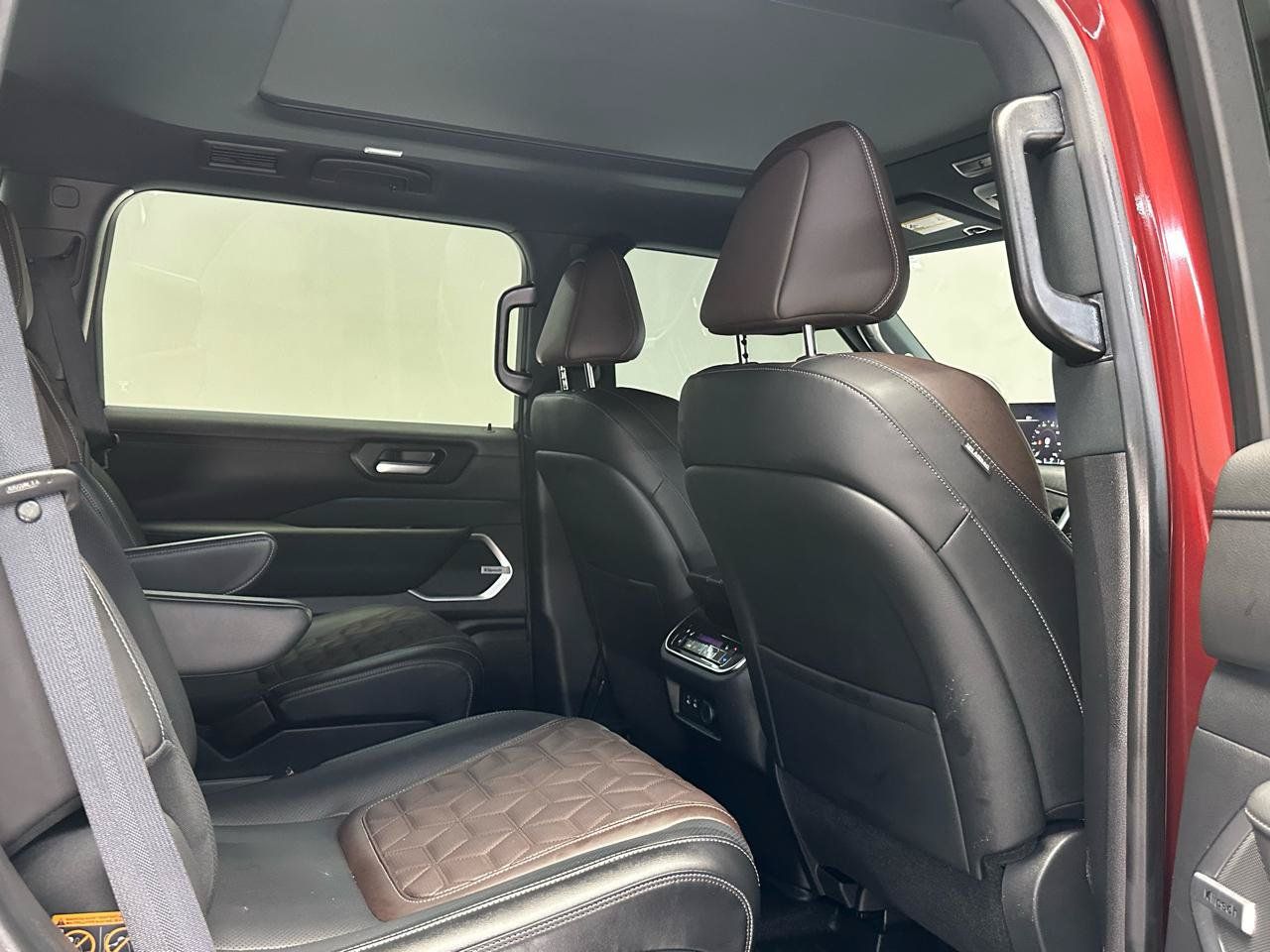 Used 2025 Nissan Armada Platinum w/ Convenience Package RWD image 17