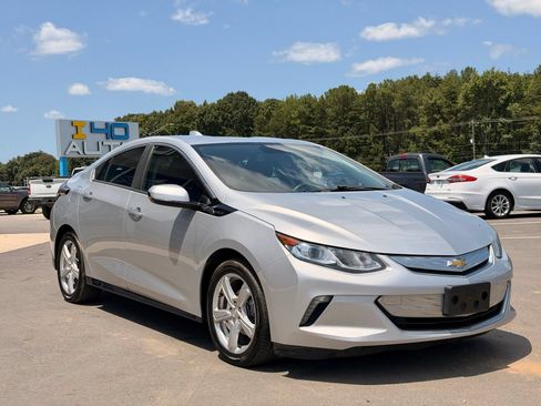 Used 2017 Chevrolet Volt LT w/ Comfort Package FWD image 9