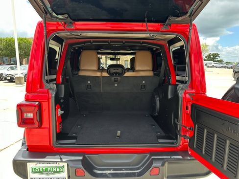 Used 2022 Jeep Wrangler Unlimited Sahara w/ LED Lighting Group AWD/4WD image 9