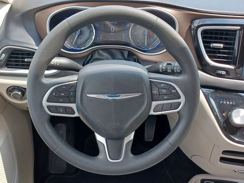Used 2017 Chrysler Pacifica Touring FWD image 23