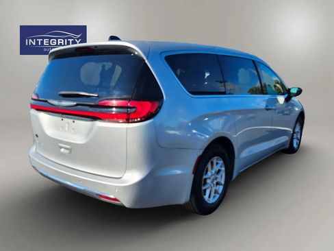 Used 2024 Chrysler Pacifica Touring-L FWD image 5