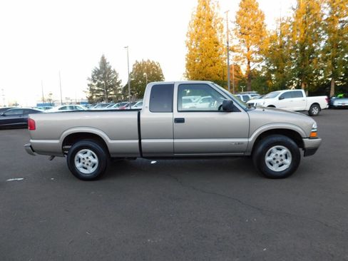 Used 2002 Chevrolet S10 Pickup LS w/ LS Preferred Equipment Group image 17