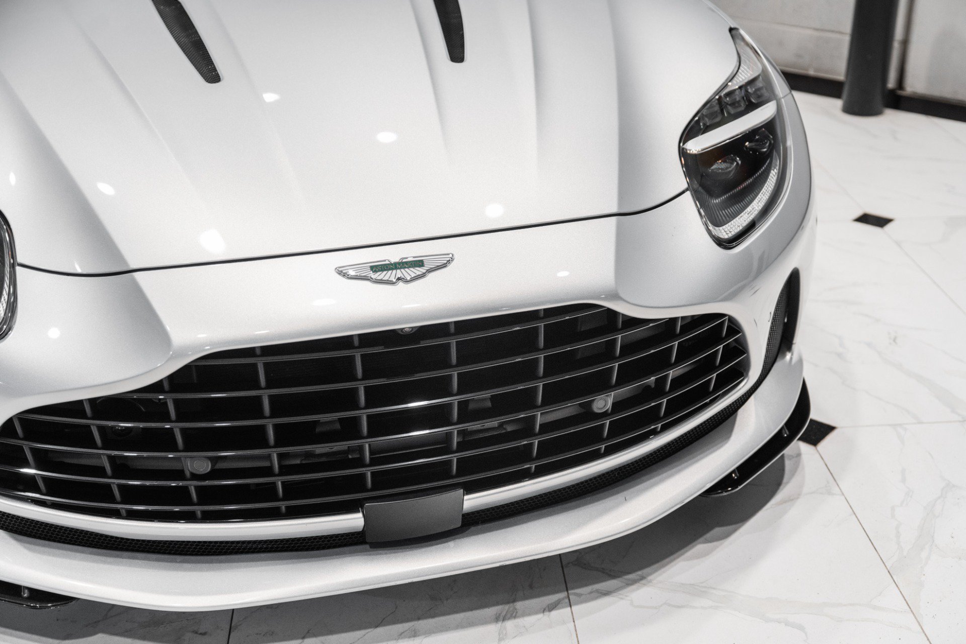 Used 2024 Aston Martin DB12 Coupe RWD image 38