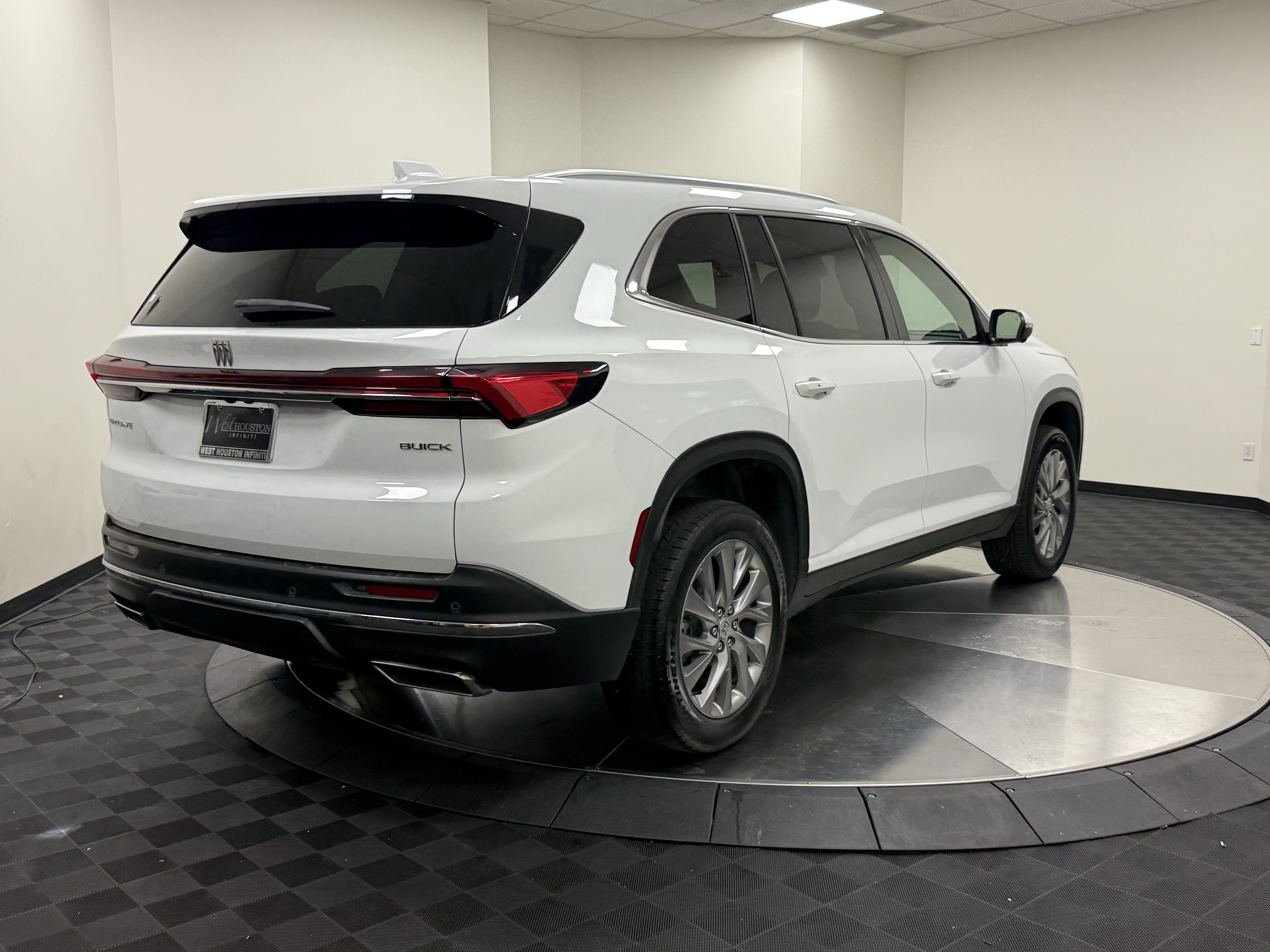 Used 2025 Buick Enclave Preferred FWD image 7