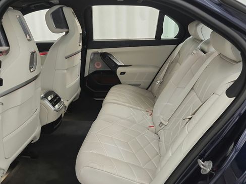 Used 2023 BMW i7 xDrive60 w/ Executive Package 2 AWD/4WD image 27