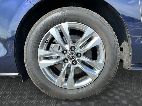 Used 2021 Toyota Sienna Limited image 12