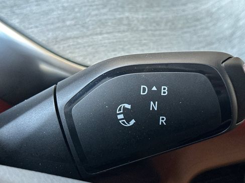 New 2025 Volkswagen ID. Buzz Pro S Plus RWD image 21