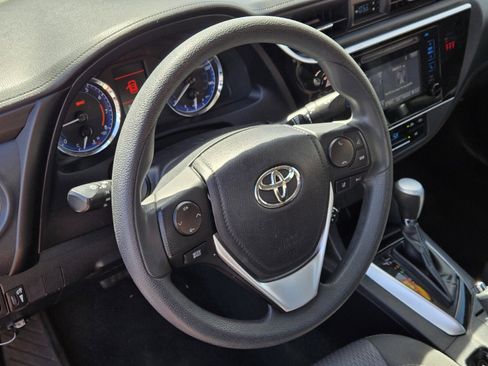 Used 2018 Toyota Corolla LE FWD image 15