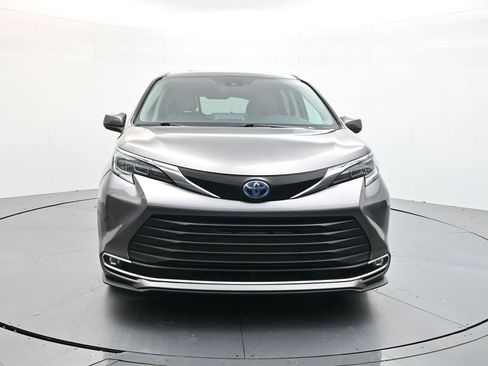Used 2024 Toyota Sienna XLE image 2