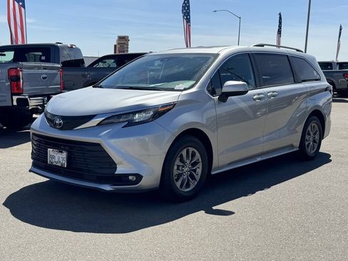 Used 2025 Toyota Sienna XLE FWD image 4