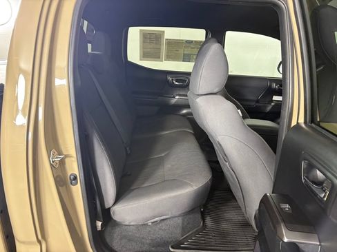Used 2018 Toyota Tacoma TRD Off-Road w/ Technology Package AWD/4WD image 31