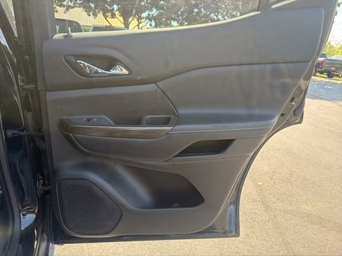 Used 2019 GMC Acadia SLT image 12