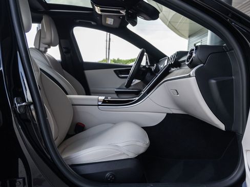 Used 2025 Mercedes-Benz C 300 Sedan image 39