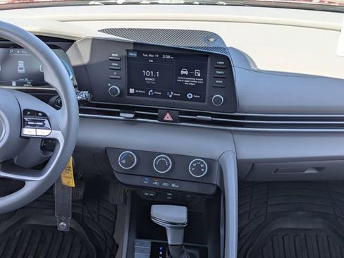 Used 2025 Hyundai Elantra SE image 16