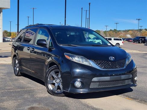 Used 2016 Toyota Sienna SE image 2