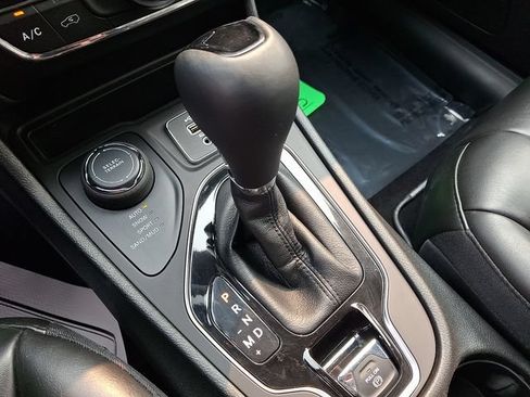 Used 2021 Jeep Cherokee Latitude Plus AWD/4WD image 14