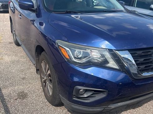 Used 2018 Nissan Pathfinder SV FWD image 3