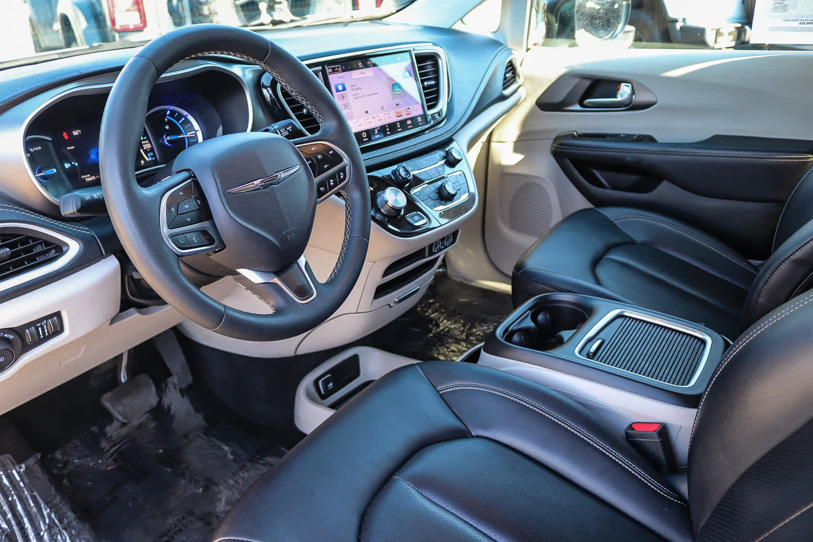 Used 2024 Chrysler Pacifica Limited FWD image 17