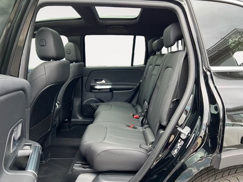 Used 2025 Mercedes-Benz GLB 250 4MATIC image 13