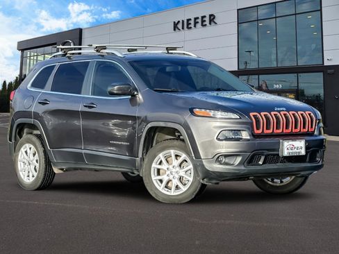 Used 2018 Jeep Cherokee Latitude Plus w/ Comfort/Convenience Group image 2