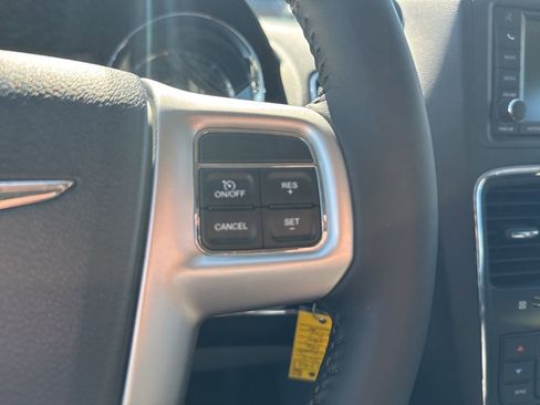 Used 2015 Chrysler Town & Country Touring image 20