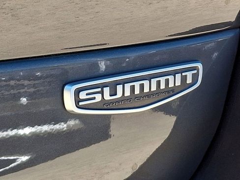 Used 2022 Jeep Grand Cherokee L Summit w/ Luxury Tech Group V AWD/4WD image 34